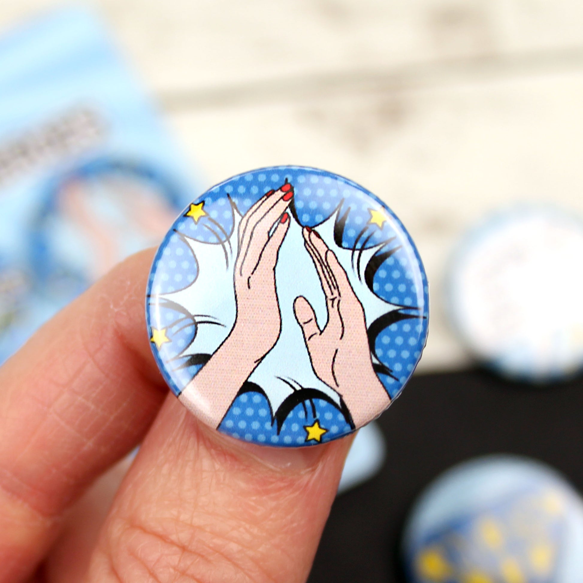 Clapping hands badge